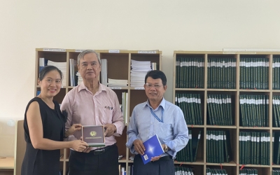 Tiếp nhận sách tặng từ TS Dương Tôn Đảm
