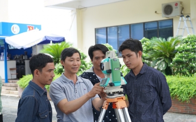[PIC] Học viên Lớp sơ cấp nghề bậc 1 chuyên ngành Trắc địa trong giờ thực hành
