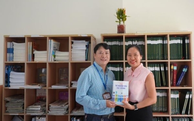 Tiếp nhận sách tặng từ TS. Huỳnh Thiên Tài