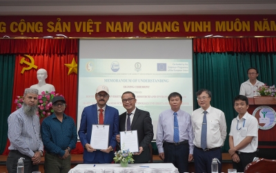 Buổi lễ ký kết Biên bản ghi nhớ (MOU) giữa Trường Đại học Tài nguyên và Môi trường TP.HCM (HCMUNRE) và Trường Đại học Hajee Mohammad Danesh Science and Technology University (HSTU), Bangladesh và Trường Đại học Thủy Lợi (TLU)