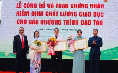 Khoa danh dự nhận Giấy chứng nhận kiểm định chất lượng chương trình đào tạo 2 ngành Công nghệ thông tin và Hệ thống thông tin